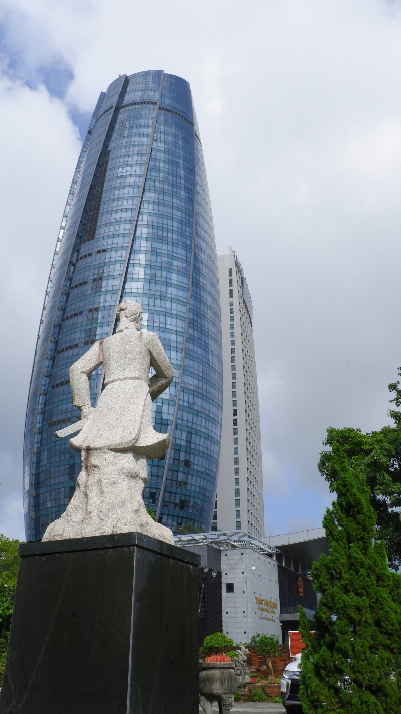 Các công trình cao tầng gồm Trung tâm hành chính cao 34 tầng, Khách sạn Novotel cao 37 tầng, Công viên Phần mềm số 1 cao 19 tầng xác định giữ lại để tạo điểm nhấn về kiến trúc cho khu vực quy hoạch, cải tạo kiến trúc cảnh quan và giao thông xung quanh kết nối đồng bộ với quảng trường.