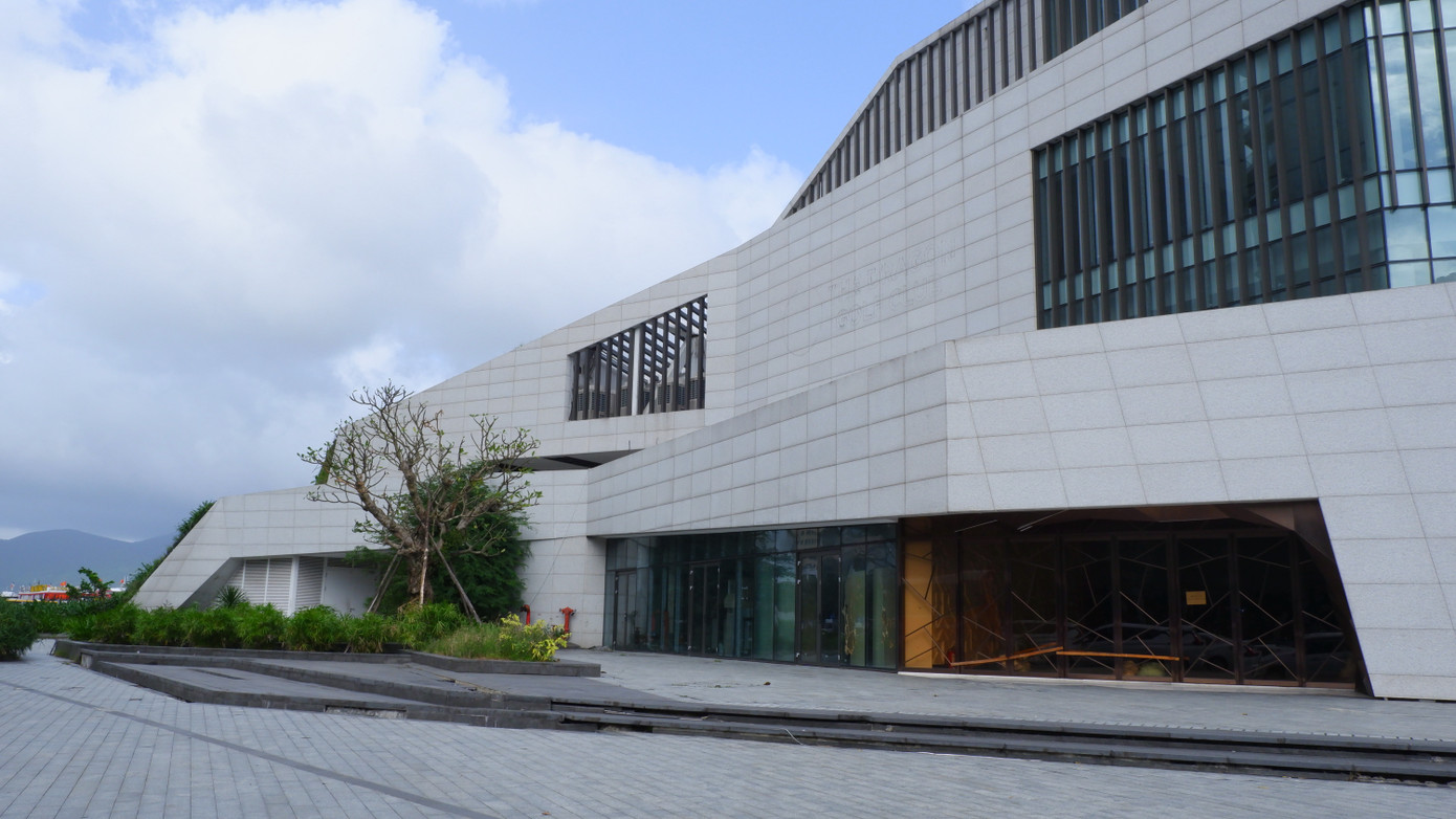 Khu B có diện tích hơn 2,3ha, tại vị trí bến du thuyền (cảng Sông Hàn). Tại đây có công trình nhà hàng và bến du thuyền có liên quan đến Phan Văn Anh Vũ. Theo định hướng thiết kế đưa ra, có đề xuất đối với khu vực nhà hàng bến du thuyền này, có thể xem xét chuyển đổi công năng phục vụ du lịch kết hợp văn hóa nghệ thuật đương đại.