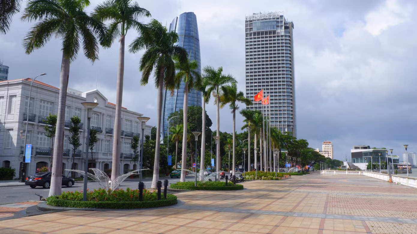 Về mặt kinh tế, yêu cầu thiết kế dự thi phải lập khái toán kinh phí đầu tư, phương án thiết kế đảm bảo theo tổng mức đầu tư dự kiến dự án quảng trường trung tâm Đà Nẵng là hơn 1.018 tỷ đồng. Trong đó, chi phí đền bù khoảng hơn 136 tỷ đồng.