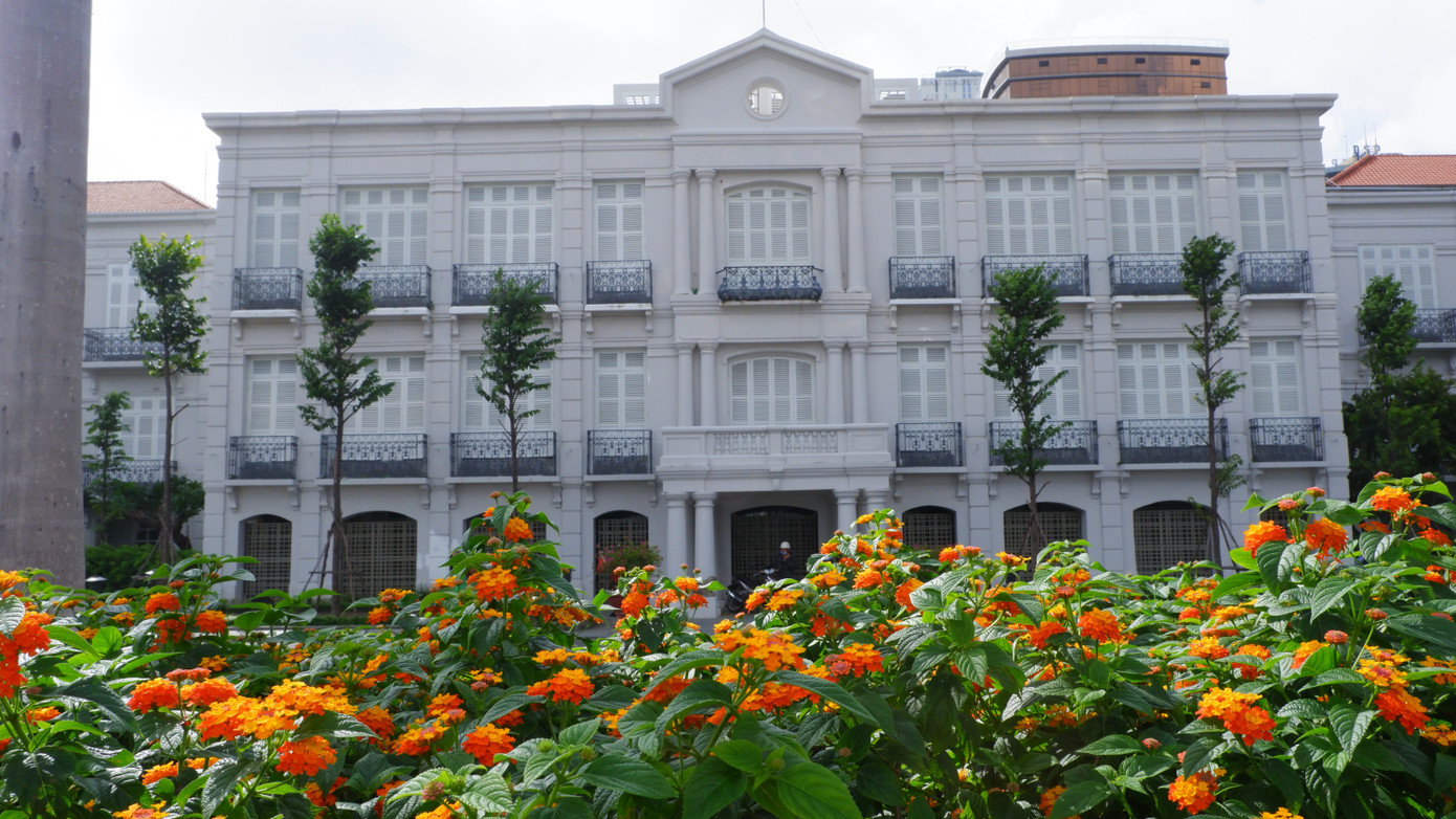 Tòa Đốc lý còn gọi Tòa thị chính Đà Nẵng (nằm ở số 42 Bạch Đằng) nằm trong khu A quy hoạch quảng trường trung tâm. Được xây dựng dưới thời Pháp thuộc, tòa nhà kiến trúc Pháp này đã được Đà Nẵng đầu tư hơn 500 tỷ đồng nhằm mục đích làm bảo tàng để trưng bày hiện vật của bảo tàng hiện nay đang đặt tại vùng lõi di tích quốc gia đặc biệt Thành Điện Hải.