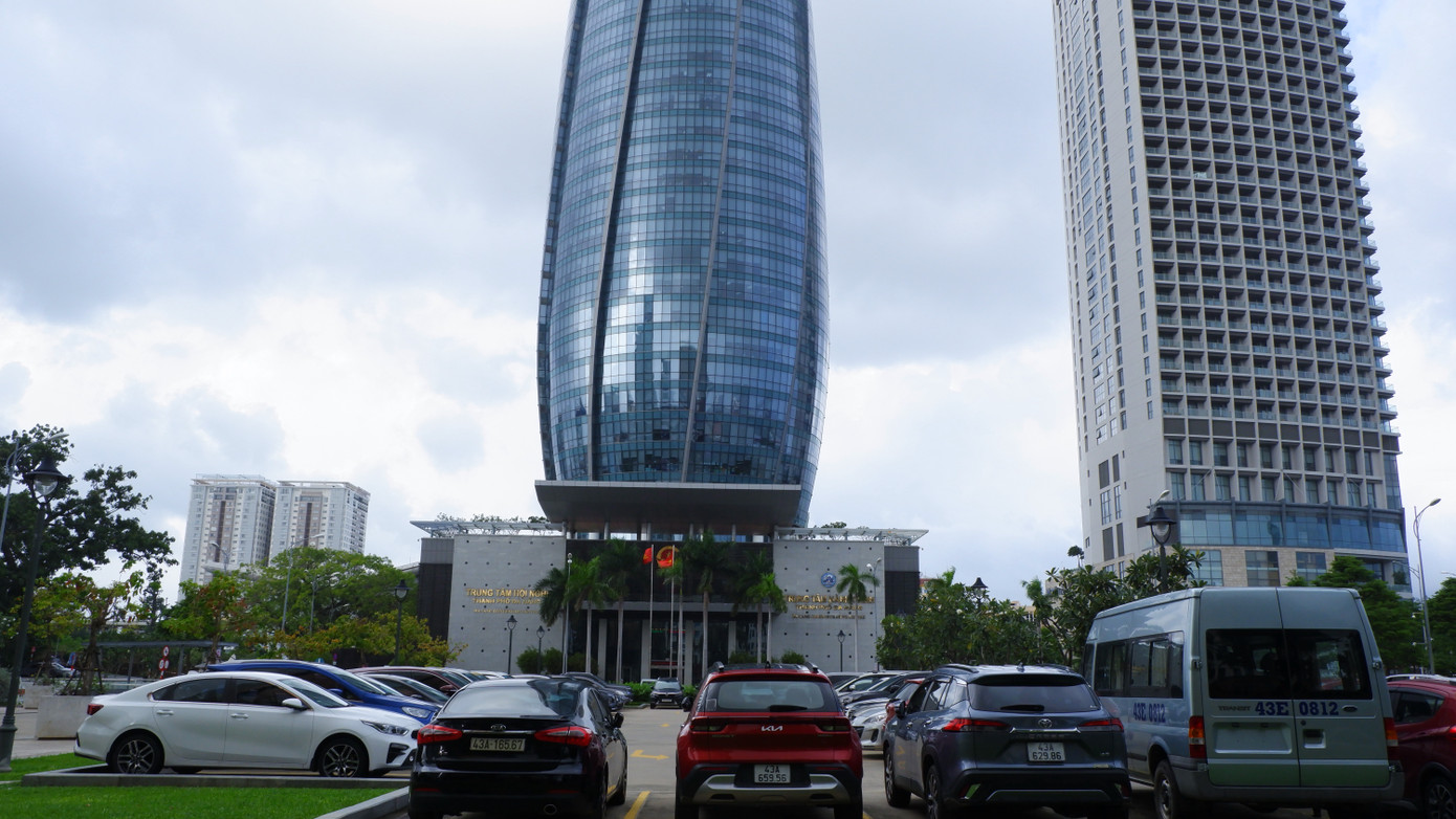 Trên bề mặt quảng trường, nghiên cứu kết nối với không gian mặt nước, bố trí thêm các hạng mục trang trí như nhạc nước, đèn nghệ thuật … nhằm tăng thêm hiệu ứng và điểm nhấn cho công trình.