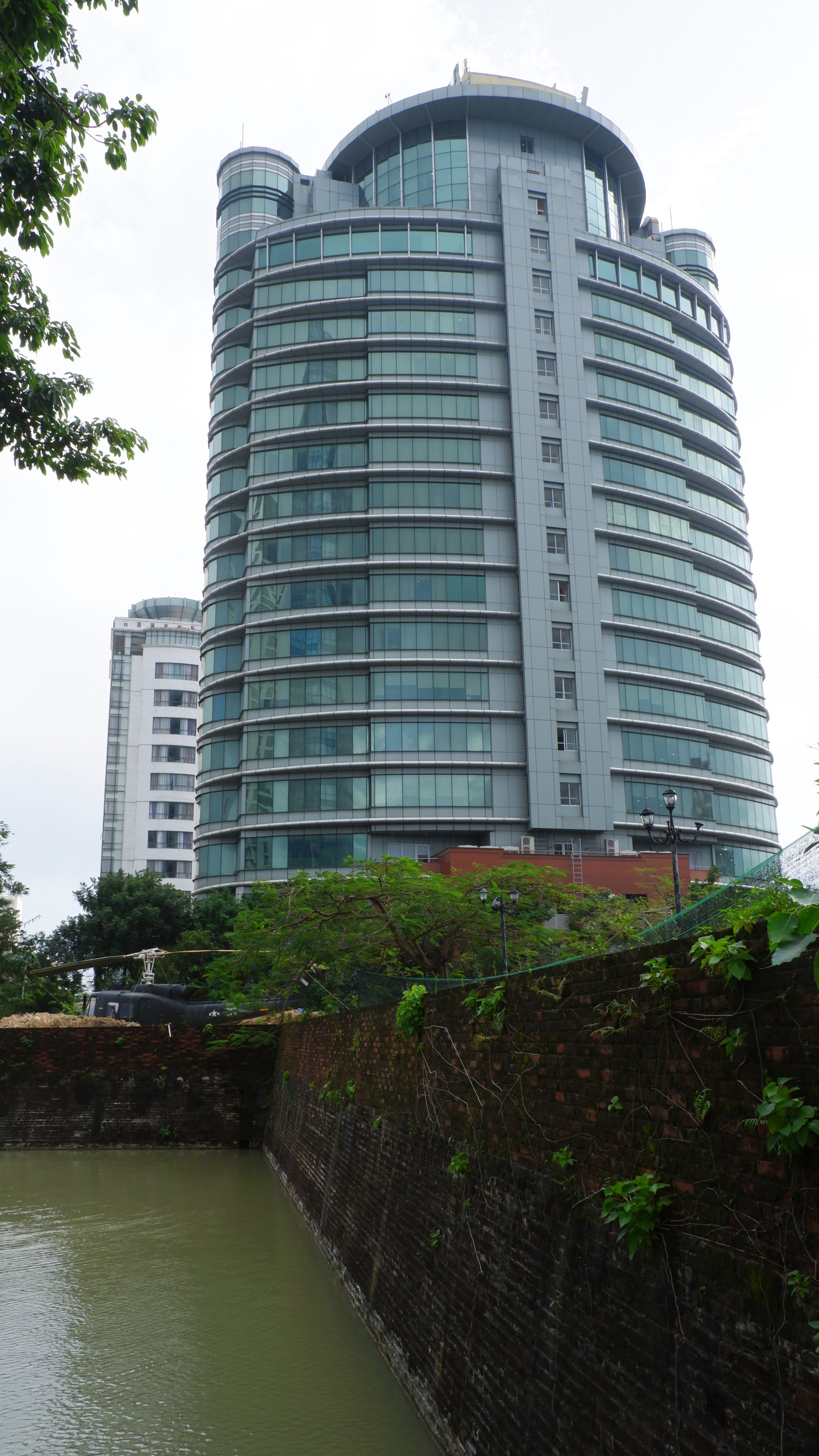 Các công trình cao tầng gồm Trung tâm hành chính cao 34 tầng, Khách sạn Novotel cao 37 tầng, Công viên Phần mềm số 1 cao 19 tầng xác định giữ lại để tạo điểm nhấn về kiến trúc cho khu vực quy hoạch, cải tạo kiến trúc cảnh quan và giao thông xung quanh kết nối đồng bộ với quảng trường.