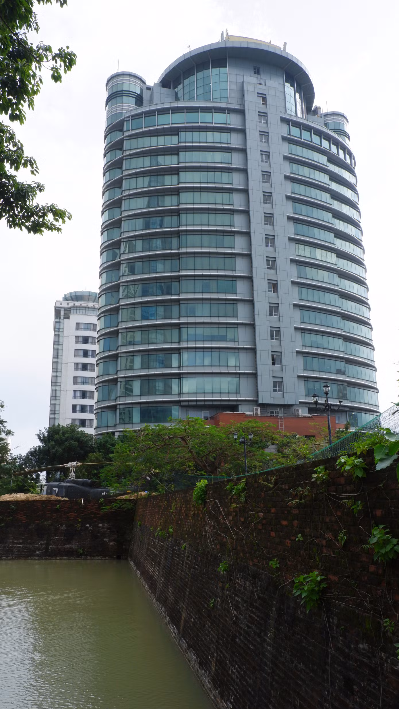 Các công trình cao tầng gồm Trung tâm hành chính cao 34 tầng, Khách sạn Novotel cao 37 tầng, Công viên Phần mềm số 1 cao 19 tầng xác định giữ lại để tạo điểm nhấn về kiến trúc cho khu vực quy hoạch, cải tạo kiến trúc cảnh quan và giao thông xung quanh kết nối đồng bộ với quảng trường.