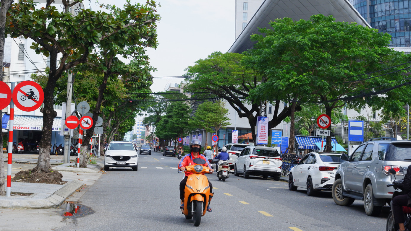 Đường Lý Tự Trọng đoạn qua Trung tâm hành chính Đà Nẵng giới hạn khu A của quy hoạch quảng trường trung tâm.
