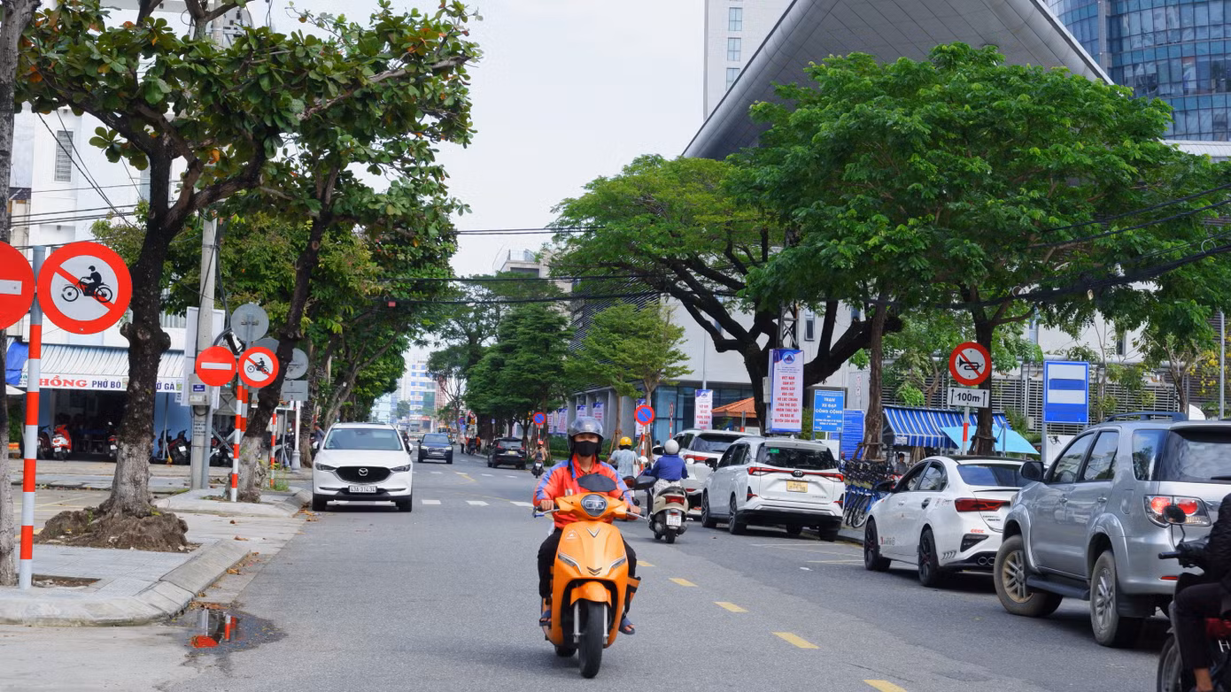 Đường Lý Tự Trọng đoạn qua Trung tâm hành chính Đà Nẵng giới hạn khu A của quy hoạch quảng trường trung tâm.