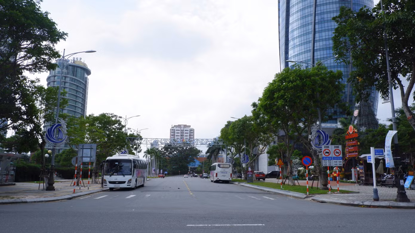 Toàn bộ tuyến đường Bạch Đằng trong tương lai được tổ chức thành tuyến phố đi bộ dọc sông Hàn kéo dài từ chân cầu Trần Thị Lý đến cầu Thuận Phước nhằm tạo thành một trục không gian thống nhất.