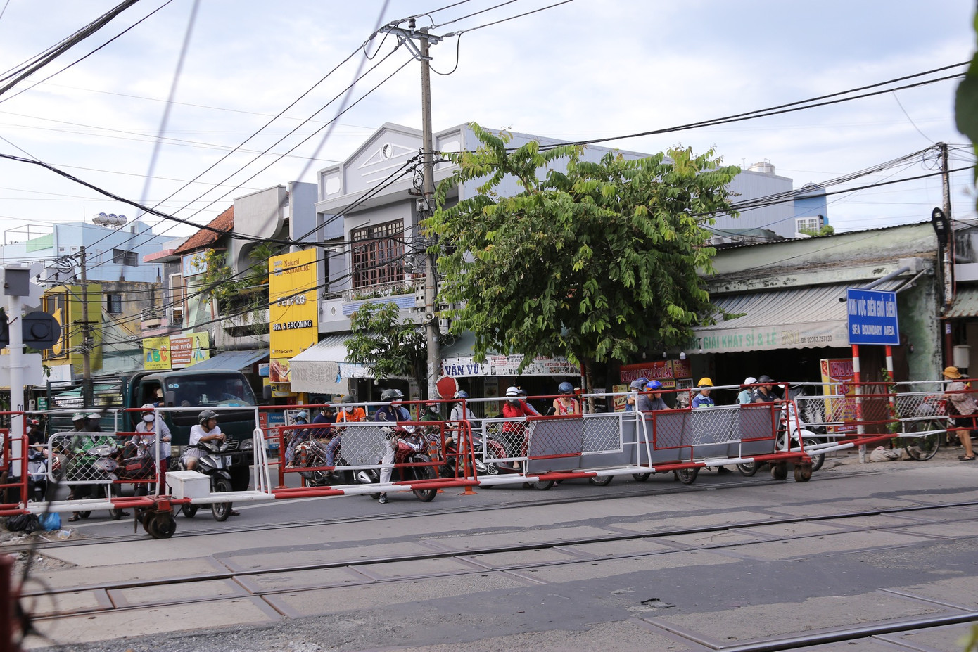 Đường sắt cắt ngang đường giao thông nội thị TP. Đà Nẵng đã gây nhiều phát sinh. Đường sắt cắt ngang đường giao thông nội thị TP. Đà Nẵng đã gây nhiều phát sinh.