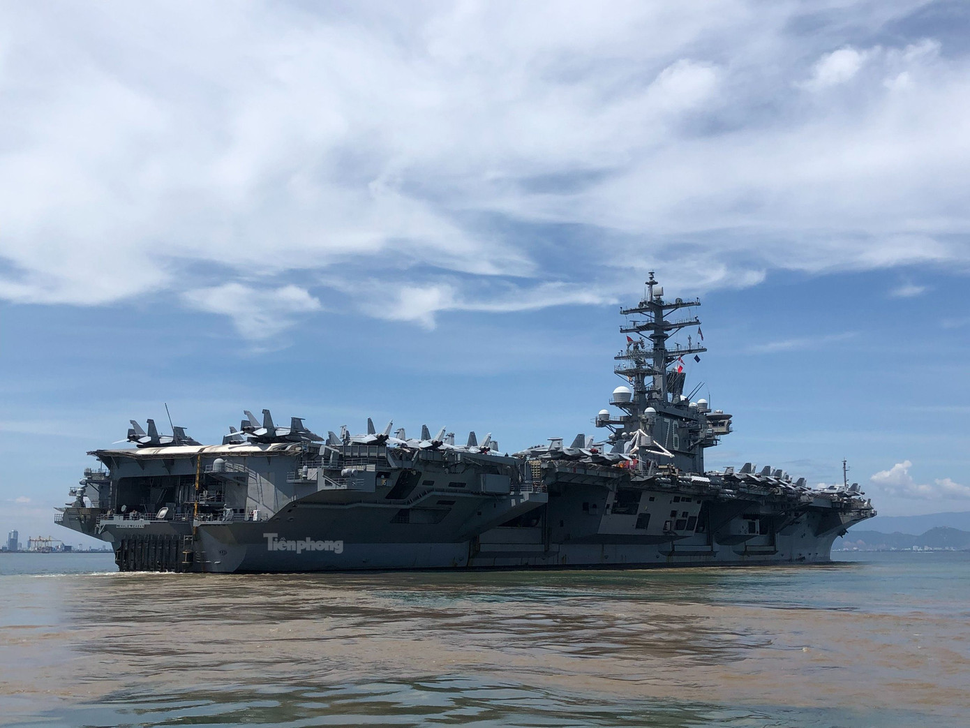 Tàu sân bay USS Ronald Reagan (CVN-76) từ từ quay đầu rời vịnh Đà Nẵng.