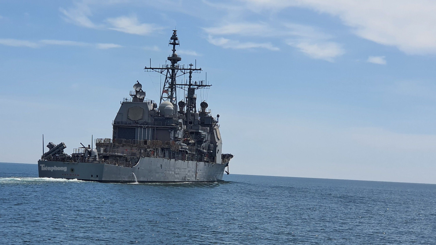 Tàu tuần dương USS Antietam (CG-54) từ từ rời cảng Đà Nẵng tiến ra biển.