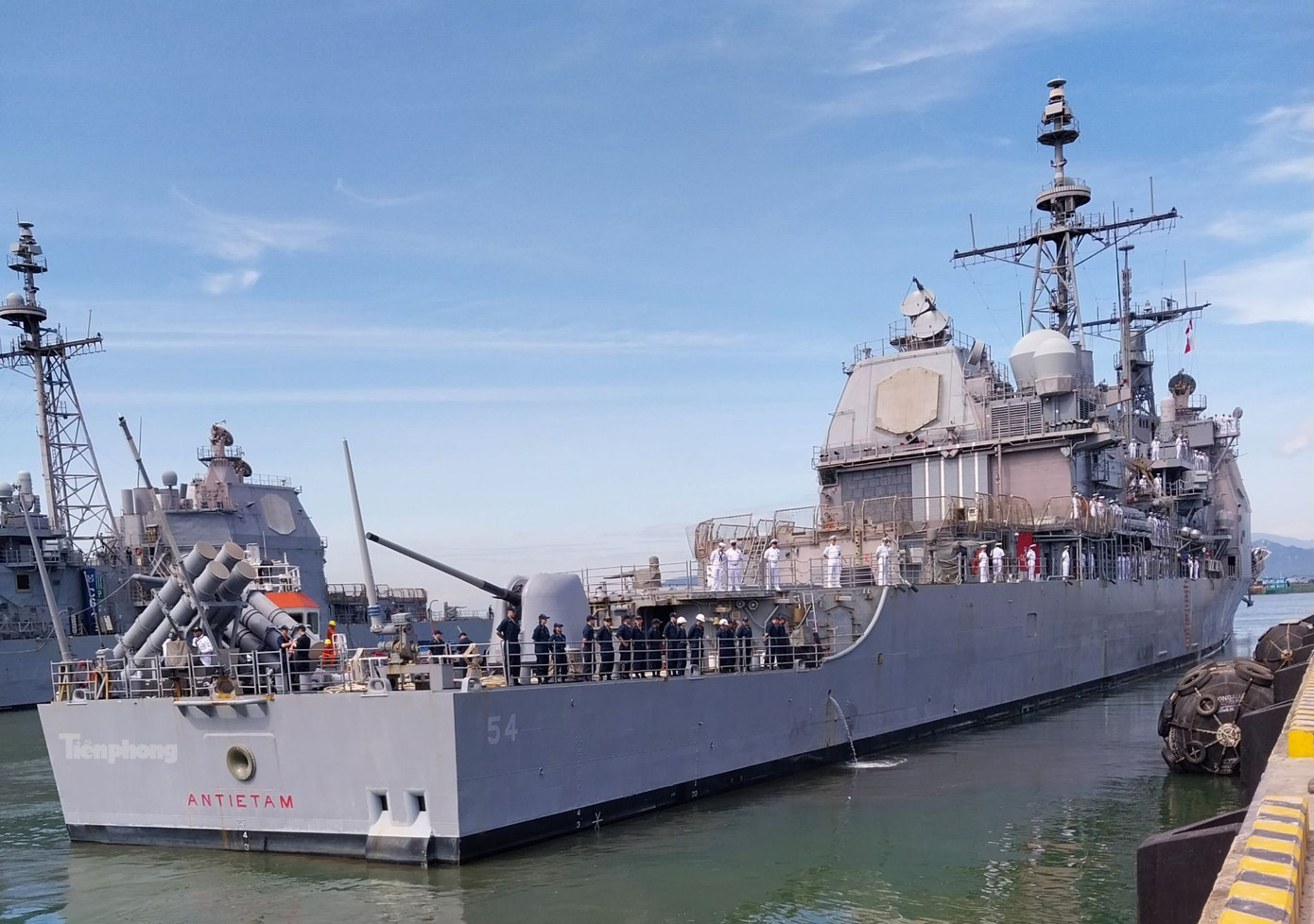 Trước đó, vào khoảng 9h, tàu tuần dương USS Antietam (CG-54) được lệnh nhổ neo, rời cầu cảng Đà Nẵng trước để dẫn đường trước khi tàu sân bay USS Ronald Reagan nhổ neo rời vịnh Đà Nẵng.