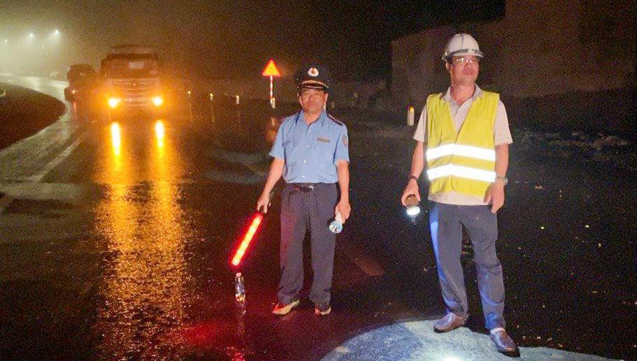 Lực lượng chức năng điều tiết giao thông tại điểm sạt lở.