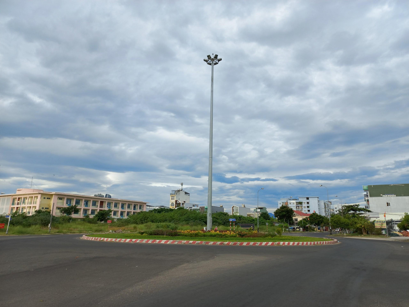 Ngã tư Vân Đồn - Trần Thánh Tông cạnh UBND phường Nại Hiên Đông trong sáng ngày 3/8. UBND phường yêu cầu người dân chỉ ra ngoài trong trường hợp cấp thiết như cấp cứu, thiên tai, hỏa hoạn...