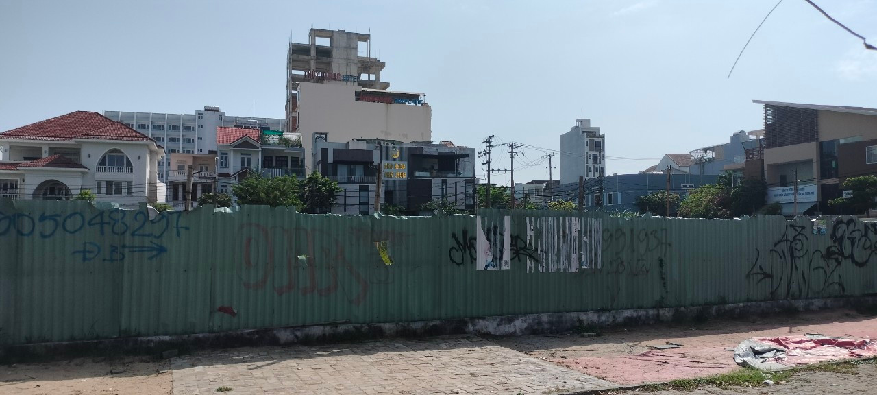 Năm 2018, khi các vụ án của Phan Văn Anh Vũ và các cựu quan chức Đà Nẵng liên quan đến sai phạm đất đai được khởi tố, Bộ Công an đã đề nghị UBND TP Đà Nẵng rà soát, cung cấp thông tin tài sản gồm nhà, đất của Vũ "nhôm". Cơ quan chức TP Đà Nẵng sau đó đã có báo cáo Bộ Công an, kèm theo danh sách các tài sản là bất động sản liên quan đến Phan Văn Anh Vũ, trong đó có lô đất A2 đường Phạm Văn Đồng. Trên cơ sở đó, Cơ quan CSĐT Bộ Công an đã ra lệnh kê biên đối các tài sản thuộc sở hữu của Phan Văn Anh Vũ trong đó có lô đất A2 này. Năm 2018, khi các vụ án của Phan Văn Anh Vũ và các cựu quan chức Đà Nẵng liên quan đến sai phạm đất đai được khởi tố, Bộ Công an đã đề nghị UBND TP Đà Nẵng rà soát, cung cấp thông tin tài sản gồm nhà, đất của Vũ "nhôm". Cơ quan chức TP Đà Nẵng sau đó đã có báo cáo Bộ Công an, kèm theo danh sách các tài sản là bất động sản liên quan đến Phan Văn Anh Vũ, trong đó có lô đất A2 đường Phạm Văn Đồng. Trên cơ sở đó, Cơ quan CSĐT Bộ Công an đã ra lệnh kê biên đối các tài sản thuộc sở hữu của Phan Văn Anh Vũ trong đó có lô đất A2 này.