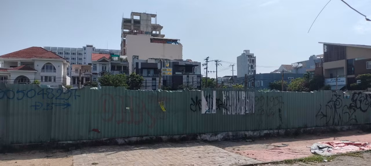 Năm 2018, khi các vụ án của Phan Văn Anh Vũ và các cựu quan chức Đà Nẵng liên quan đến sai phạm đất đai được khởi tố, Bộ Công an đã đề nghị UBND TP Đà Nẵng rà soát, cung cấp thông tin tài sản gồm nhà, đất của Vũ "nhôm". Cơ quan chức TP Đà Nẵng sau đó đã có báo cáo Bộ Công an, kèm theo danh sách các tài sản là bất động sản liên quan đến Phan Văn Anh Vũ, trong đó có lô đất A2 đường Phạm Văn Đồng. Trên cơ sở đó, Cơ quan CSĐT Bộ Công an đã ra lệnh kê biên đối các tài sản thuộc sở hữu của Phan Văn Anh Vũ trong đó có lô đất A2 này.