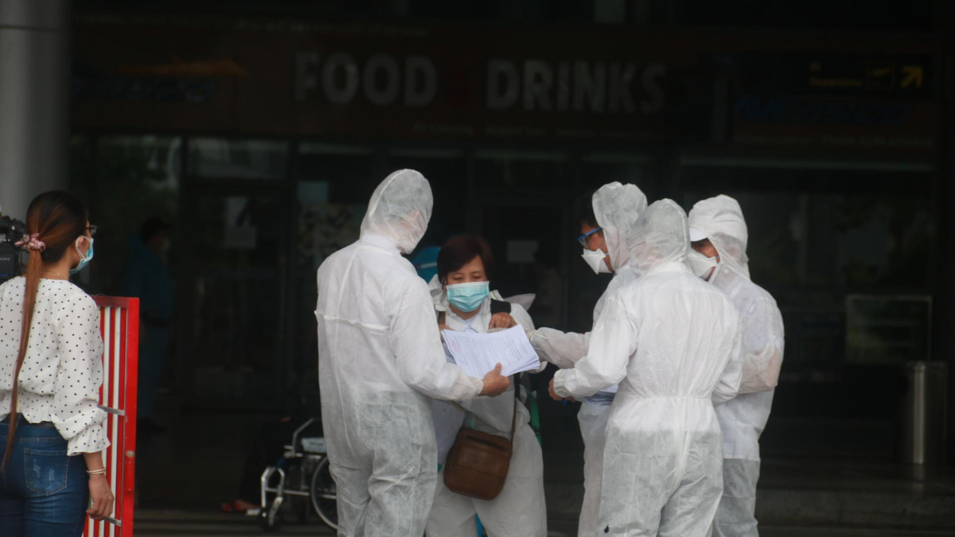 UBND TP Đà Nẵng cũng yêu cầu, trong quá trình cách ly y tế hoặc ở nhà cần thông báo ngay cho cơ quan y tế, quản lý cơ sở cách ly hoặc trạm y tế địa phương khi xuất hiện vấn đề về sức khỏe hoặc các triệu chứng sốt, ho, đau họng, khó thở, giảm hoặc mất vị giác, khứu giác… để được tư vấn, khám, lấy mẫu xét nghiệm và can thiệp y tế phù hợp. UBND TP Đà Nẵng cũng yêu cầu, trong quá trình cách ly y tế hoặc ở nhà cần thông báo ngay cho cơ quan y tế, quản lý cơ sở cách ly hoặc trạm y tế địa phương khi xuất hiện vấn đề về sức khỏe hoặc các triệu chứng sốt, ho, đau họng, khó thở, giảm hoặc mất vị giác, khứu giác… để được tư vấn, khám, lấy mẫu xét nghiệm và can thiệp y tế phù hợp.