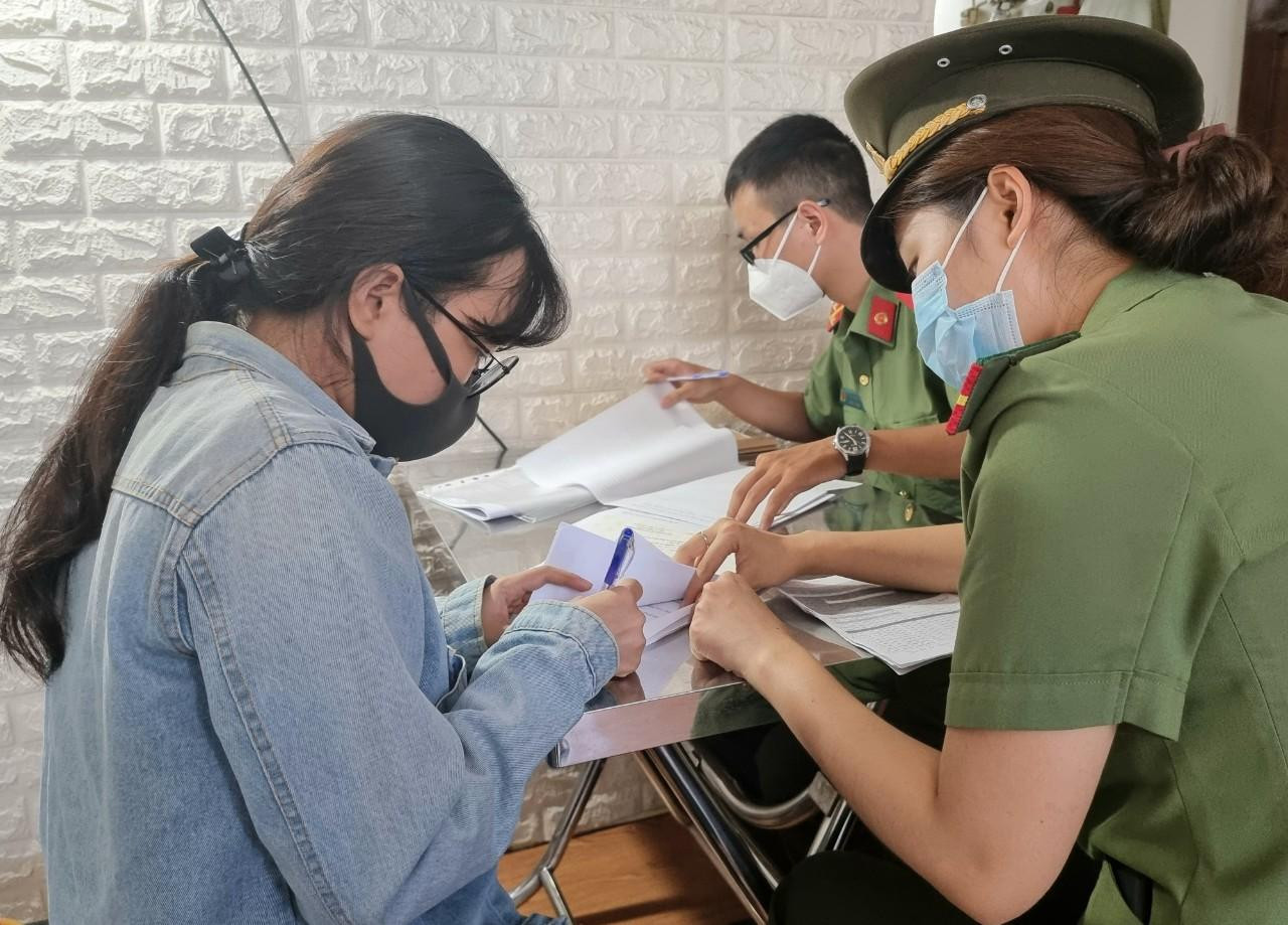 Thực hiện lệnh bắt với Tô My Hồng Anh