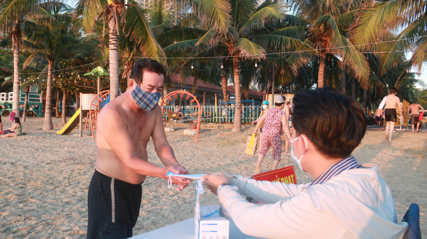 Các trường hợp khẩu trang bị ướt, bẩn đều được nhân viên Ban quản lý phát khẩu trang miễn phí để thay thế khi lên bờ.