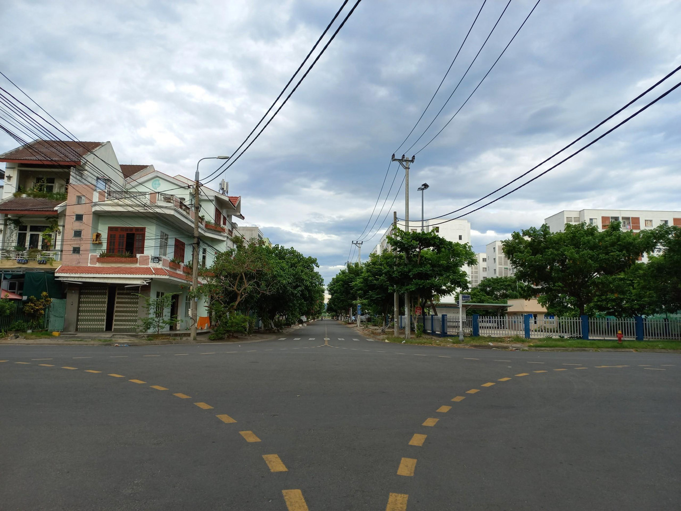 Đường phố bên trong phường Nại Hiên Đông lúc 8h sáng ngày 3/8 không một bóng người.