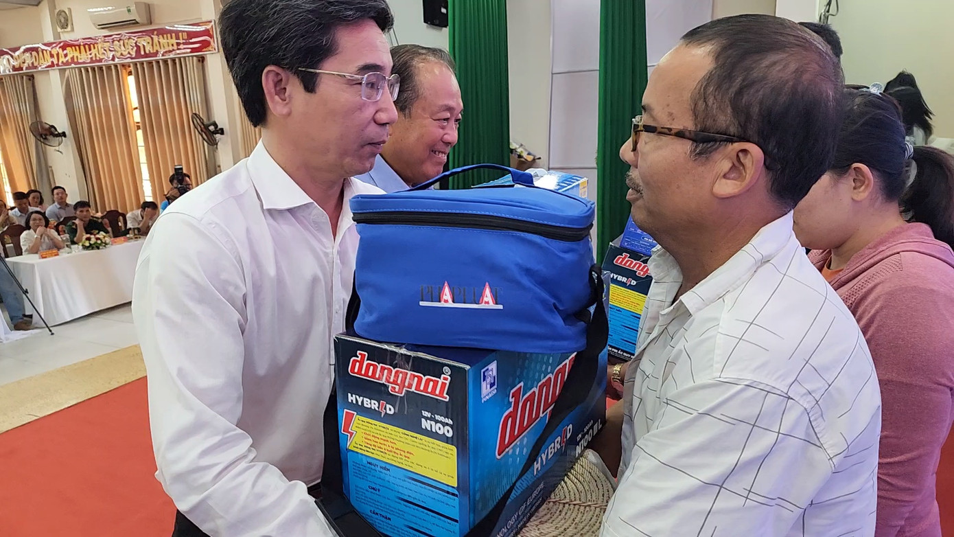 Trao tặng quà cho ngư dân tại chương trình. Trao tặng quà cho ngư dân tại chương trình.