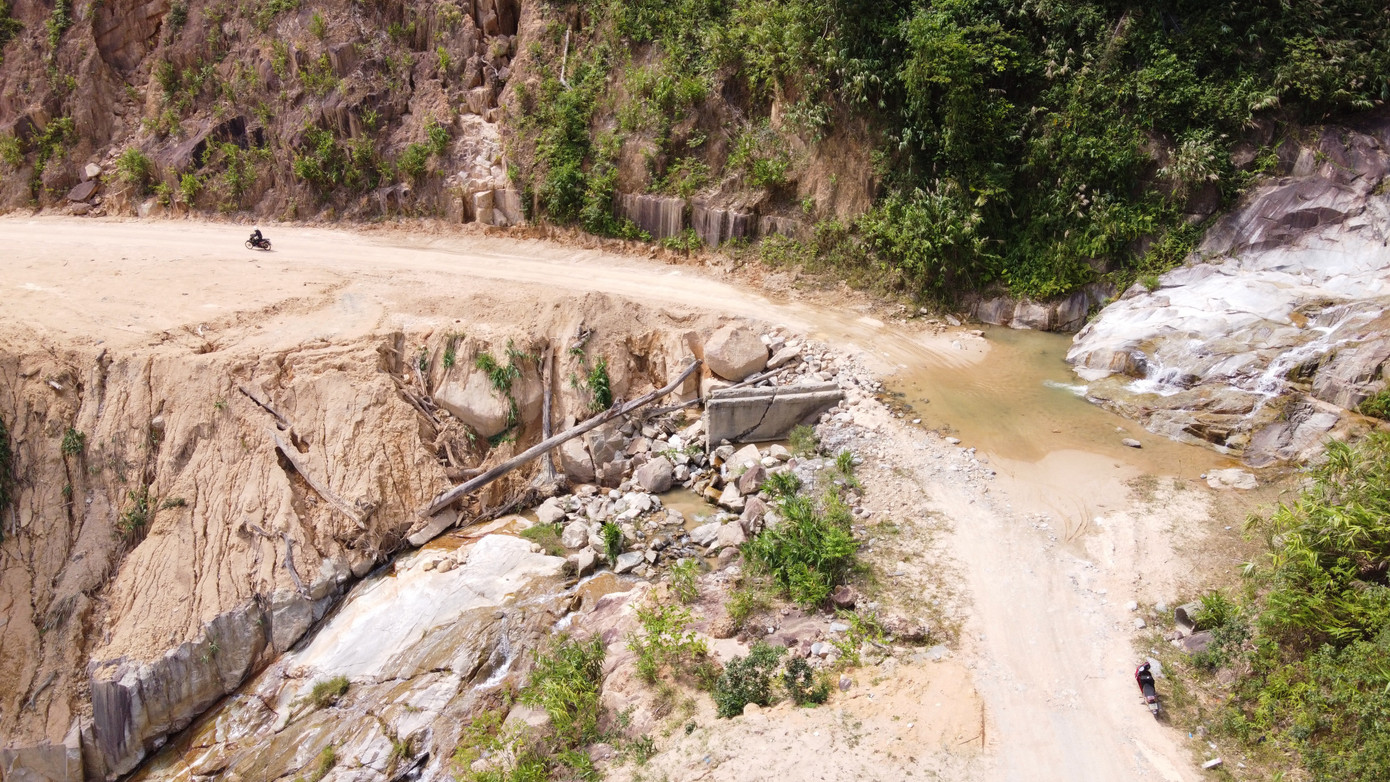 Ông Lê Quang Trung - Chủ tịch UBND huyện Phước Sơn cho rằng, nguyên nhân việc thi công các tuyến đường bị chậm có thể là do thời tiết không thuận lợi. Bên cạnh đó, giá vật liệu trên địa bàn tăng cao so với giá đã phê duyệt dẫn đến việc thi công của các nhà thầu cầm chừng.