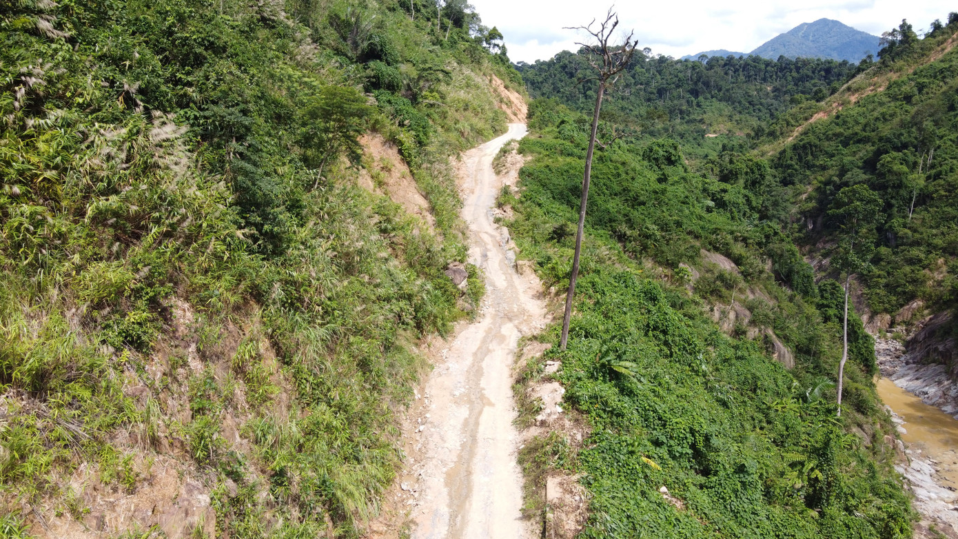 Theo lãnh đạo huyện Phước Sơn, dự án khôi phục, tái thiết các tuyến đường ĐH trên địa bàn huyện đã không được đưa vào dạng dự án cấp thiết cho nên buộc phải tiến hành đầy đủ thủ tục liên quan mới có thể tiến hành thi công. Vì vậy, kể từ cuối năm 2020, khi các tuyến đường đã bị phá nát thì phải đến gần 1 năm sau, dự án mới đảm bảo thủ tục để tiến hành thi công. Tuy nhiên, sau 3 năm thi công, đến nay các tuyến đường vẫn là những vệt dài nham nhở, nhiều đoạn dấu vết sạt lở còn nguyên.