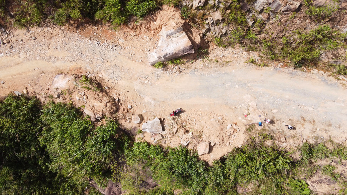 Tiến độ khắc phục 2 tuyến đường lên các xã vùng cao vùng sạt lở đến nay vẫn ì ạch. Nhiều khu vực đơn vị thi công mới triển khai xây dựng, sửa chữa hệ thống cầu cống, các hạng mục còn lại bị hỏng chưa được khắc phục. Trong đó, đoạn từ Phước Công lên Phước Lộc nhiều đoạn vẫn còn y nguyên dấu vết sạt lở từ 4 năm trước.