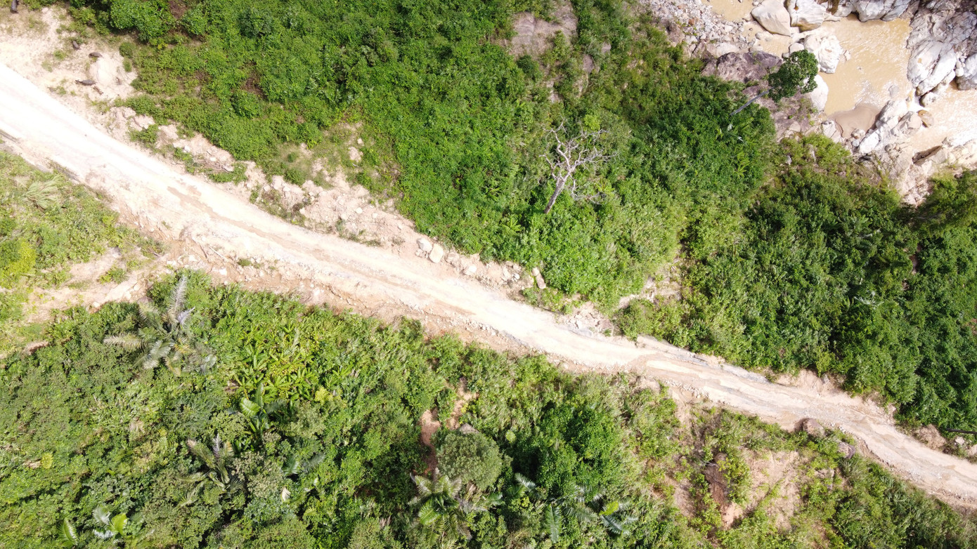 Sau sạt lở, dự án đầu tư xây dựng công trình khôi phục, tái thiết các tuyến đường huyện (đường ĐH) ở vùng sạt lở Phước Sơn đi qua 4 xã Phước Đức, Phước Chánh, Phước Kim, Phước Thành của huyện Phước Sơn đã triển khai 3 năm nay. Trong đó, đoạn Phước Kim - Phước Thành dài 10km, với tổng mức đầu tư 150 tỷ đồng; đoạn từ xã Phước Thành - Phước Lộc, có chiều dài 10,21km, với tổng mức đầu tư 152 tỷ đồng. Tuy nhiên, theo ghi nhận của phóng viên Tiền Phong, đến nay các tuyến đường này vẫn còn ngổn ngang, việc khắc phục sửa chữa chậm trễ dù mùa mưa bão đang đến gần. Nhiều đoạn đường hầu như chưa được khắc phục, sửa chữa.