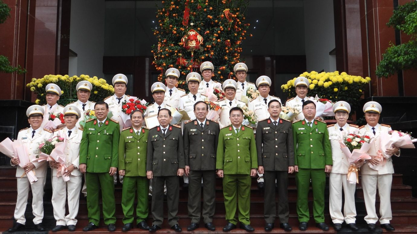 Ban giám đốc Công an TP. Đà Nẵng chụp hình kỷ niệm cùng 15 chỉ huy cấp phòng nghỉ hưu trước tuổi. Ban giám đốc Công an TP. Đà Nẵng chụp hình kỷ niệm cùng 15 chỉ huy cấp phòng nghỉ hưu trước tuổi.
