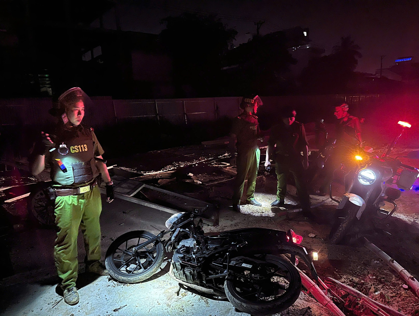 Lực lượng Cảnh sát 113 Công an TP Đà Nẵng tạm giữ phương tiện các đối tượng bỏ lại hiện trường. Lực lượng Cảnh sát 113 Công an TP Đà Nẵng tạm giữ phương tiện các đối tượng bỏ lại hiện trường.