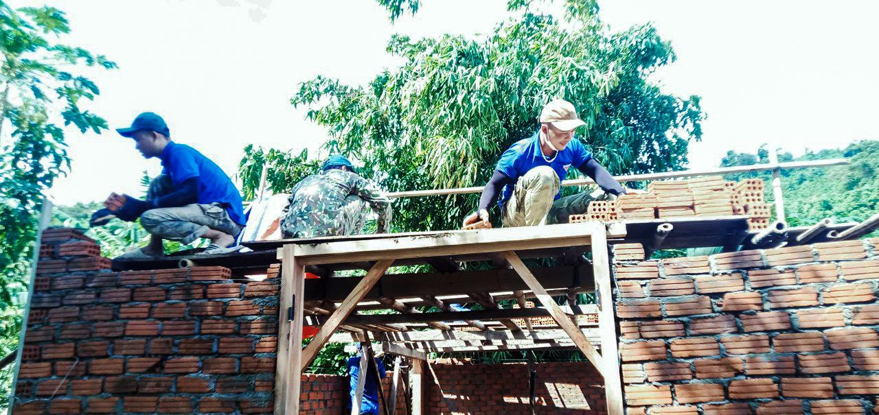 Bất kể nắng mưa, qua hơn 5 ngày, các bạn trẻ đã dựng xong phần thô ngôi nhà.