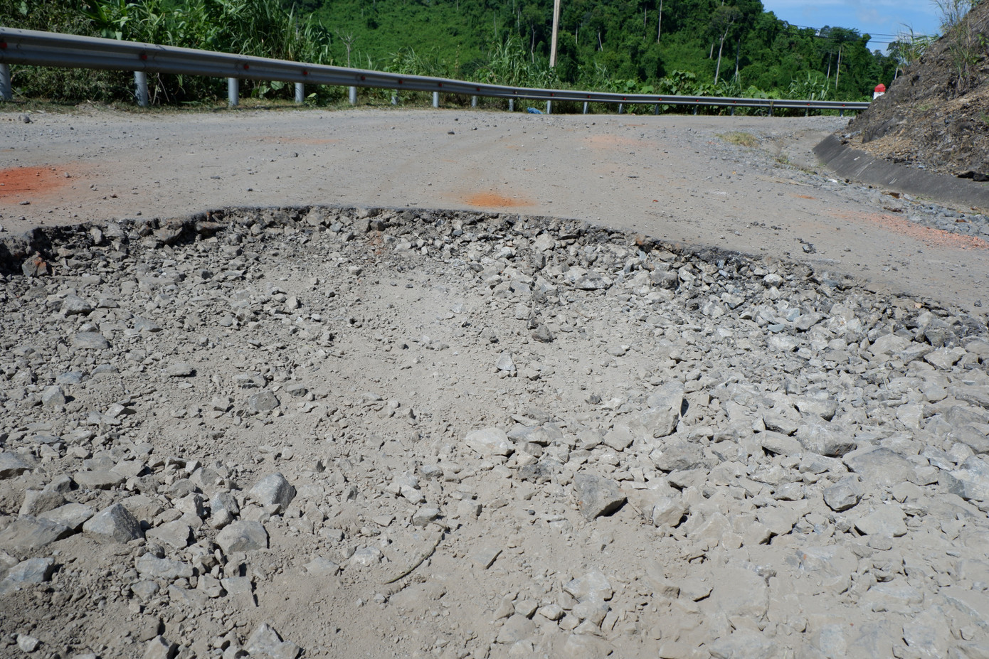 Một vị trí đường đèo hư hỏng tạo thành hố sâu, phương tiện giao thông đi lại hết sức khó khăn, tiềm ẩn nhiều nguy cơ.