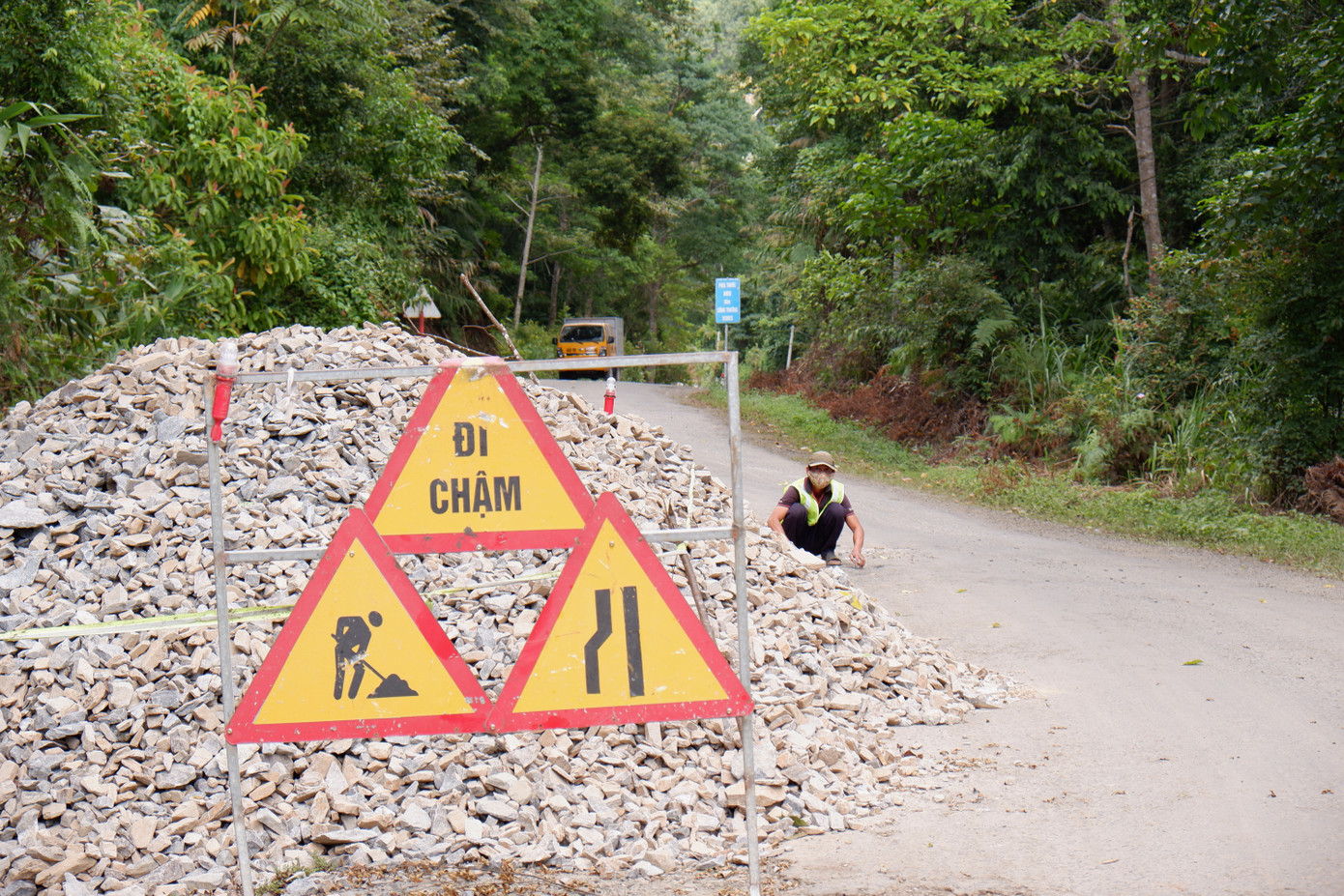 UBND tỉnh Quảng Nam đề nghị Bộ GTVT báo cáo Thủ tướng Chính phủ có chủ trương dừng nghiên cứu đầu tư dự án theo hình thức PPP (BOT) để chuyển sang hình thức đầu tư công. Đồng thời, đề xuất Chính phủ bố trí nguồn vốn đầu tư công khoảng 2.700 tỷ đồng để thực hiện dự án mở rộng, nâng cấp quốc lộ 14D từ nay đến năm 2030.