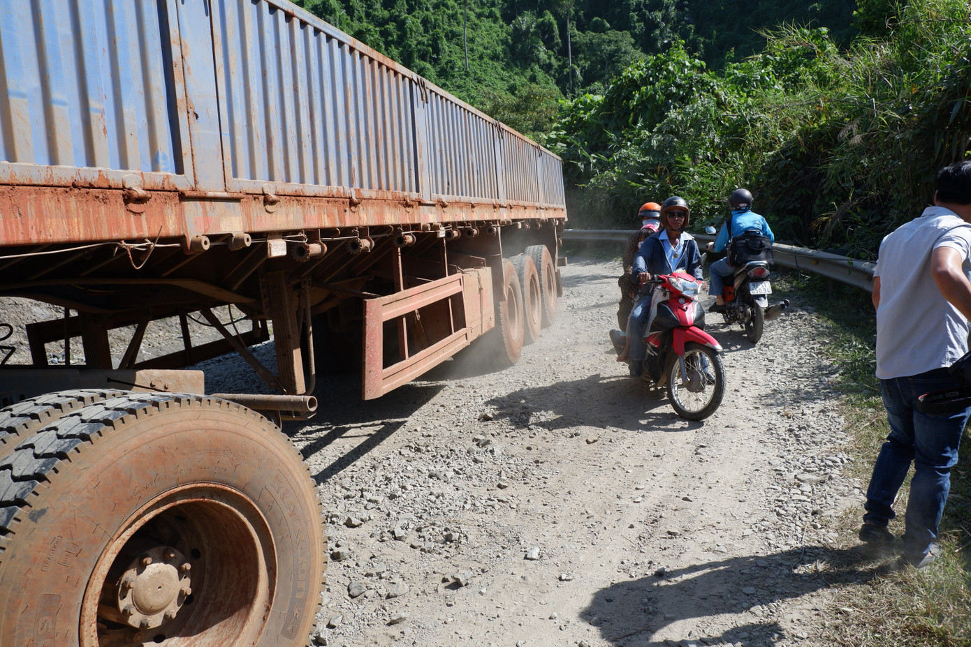 Đường chật, hư hỏng nặng, trong khi các xe chở quặng có tải trọng 30 tấn lưu thông liên tục trên tuyến đường 14D, khiến người dân đi lại đối mặt với nhiều rủi ro hơn.