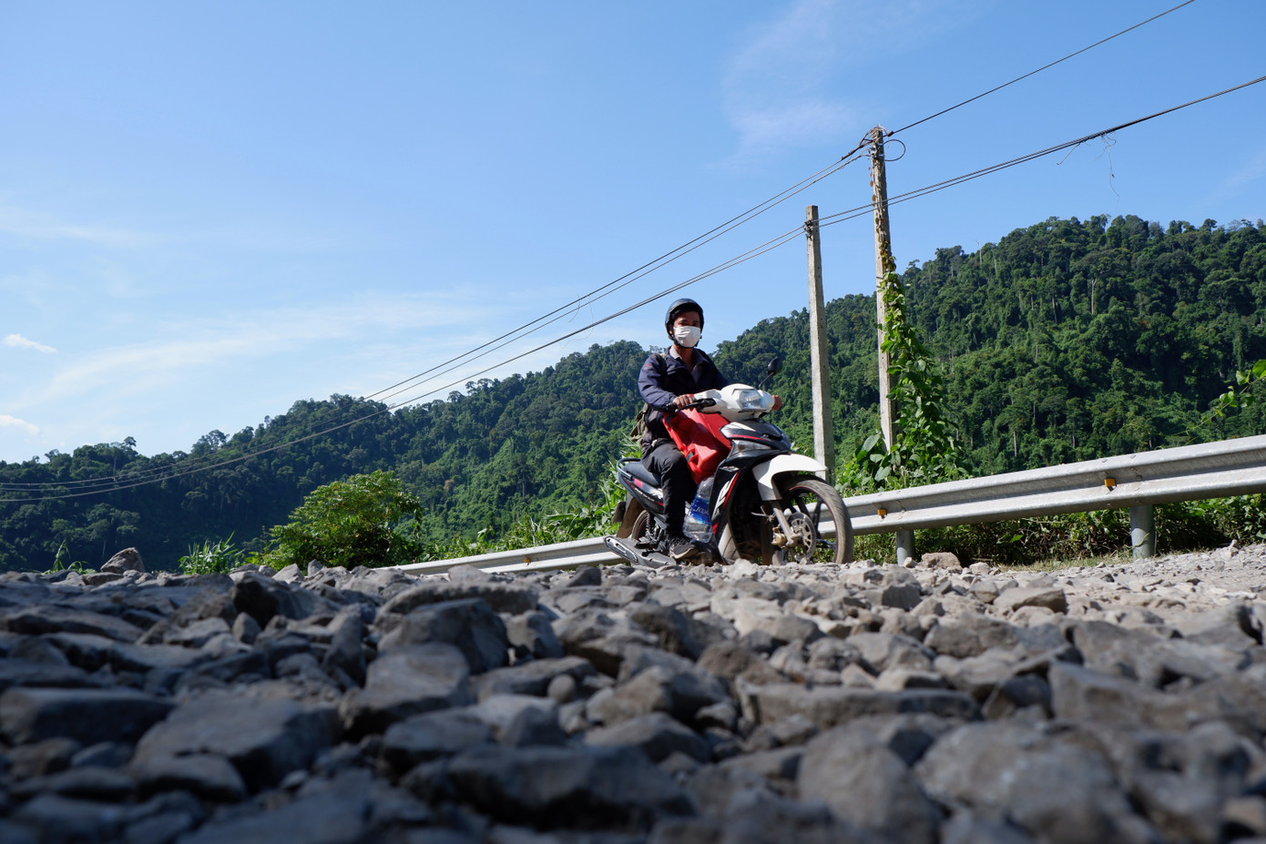 Theo ghi nhận của phóng viên, tuyến đường QL 14D hiện nhiều đoạn hư hỏng nặng, nhiều "ổ gà, ổ voi" nên ô tô tải và container lưu thông ngược chiều rất vất vả để né nhau.