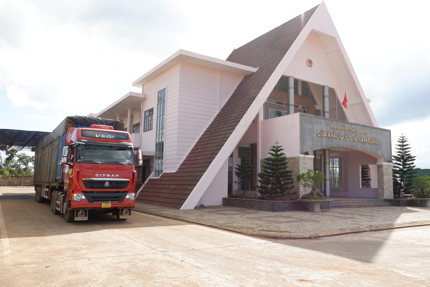 UBND tỉnh Quảng Nam cho biết: Hiện nay lưu lượng hàng hóa thông quan qua cửa khẩu quốc tế Nam Giang ngày càng tăng, do đó việc đầu tư mở rộng nâng cấp quốc lộ 14D là rất cần thiết và cấp bách.