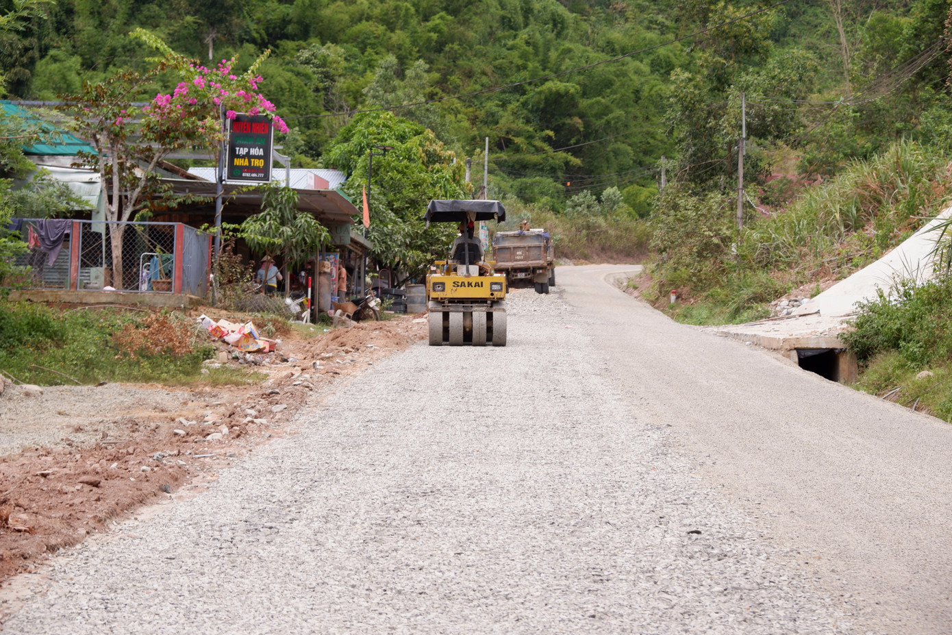 Hiện nay, tuyến đường 14D đang được sửa chữa, vá tạm thời những đoạn hư hỏng nặng. Tuy nhiên về lâu dài, tuyến đường này cần được đầu tư, nâng cấp và mở rộng để đáp ứng nhu cầu ngày càng lớn của phương tiện qua cửa khẩu quốc tế Nam Giang.