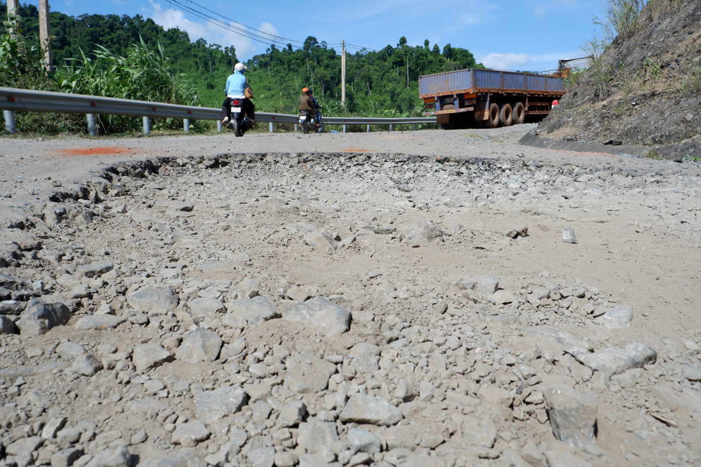UBND tỉnh Quảng Nam cho biết, đã làm việc, xúc tiến mời gọi đầu tư nhưng không có doanh nghiệp tài trợ nguồn vốn để đầu tư theo hình thức trên. Đối với phương án đầu tư theo hình thức BOT trên tuyến đường hiện có, Công ty cổ phần Tập đoàn Trường Hải đề xuất 2 phương án đầu tư. Tuy nhiên, UBND Quảng Nam cho rằng, các phương án do Trường Hải đề xuất đều vướng mắc về pháp lý.