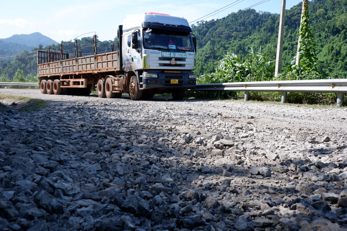 Tháng 3/2022, tại buổi làm việc với Thủ tướng Chính phủ, tỉnh Quảng Nam có kiến nghị cho phép đầu tư nâng cấp mở rộng quốc lộ này theo hình thức BOT trên nền đường cũ và thực hiện thu phí tại cửa khẩu quốc tế Nam Giang (chỉ áp dụng đối với ô tô qua cửa khẩu).