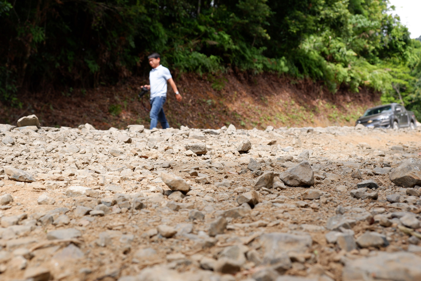 Ông Nguyễn Hoàng - Chi cục trưởng Chi cục Hải quan cửa khẩu Nam Giang cho biết: Từ cuối tháng 5/2023 đến nay, mặt hàng quặng nhôm bauxite do doanh nghiệp nước bạn Lào quá cảnh Việt Nam xuất đi Trung Quốc tăng đột biến khiến lưu lượng phương tiện lưu thông trên tuyến đường QL 14D tăng cao.