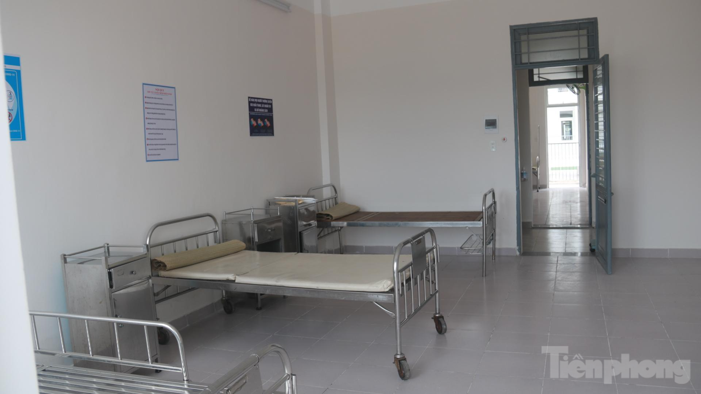 Mỗi buồng bệnh có 3 giường bệnh, thông thoáng, sạch sẽ. Mỗi buồng bệnh có 3 giường bệnh, thông thoáng, sạch sẽ.