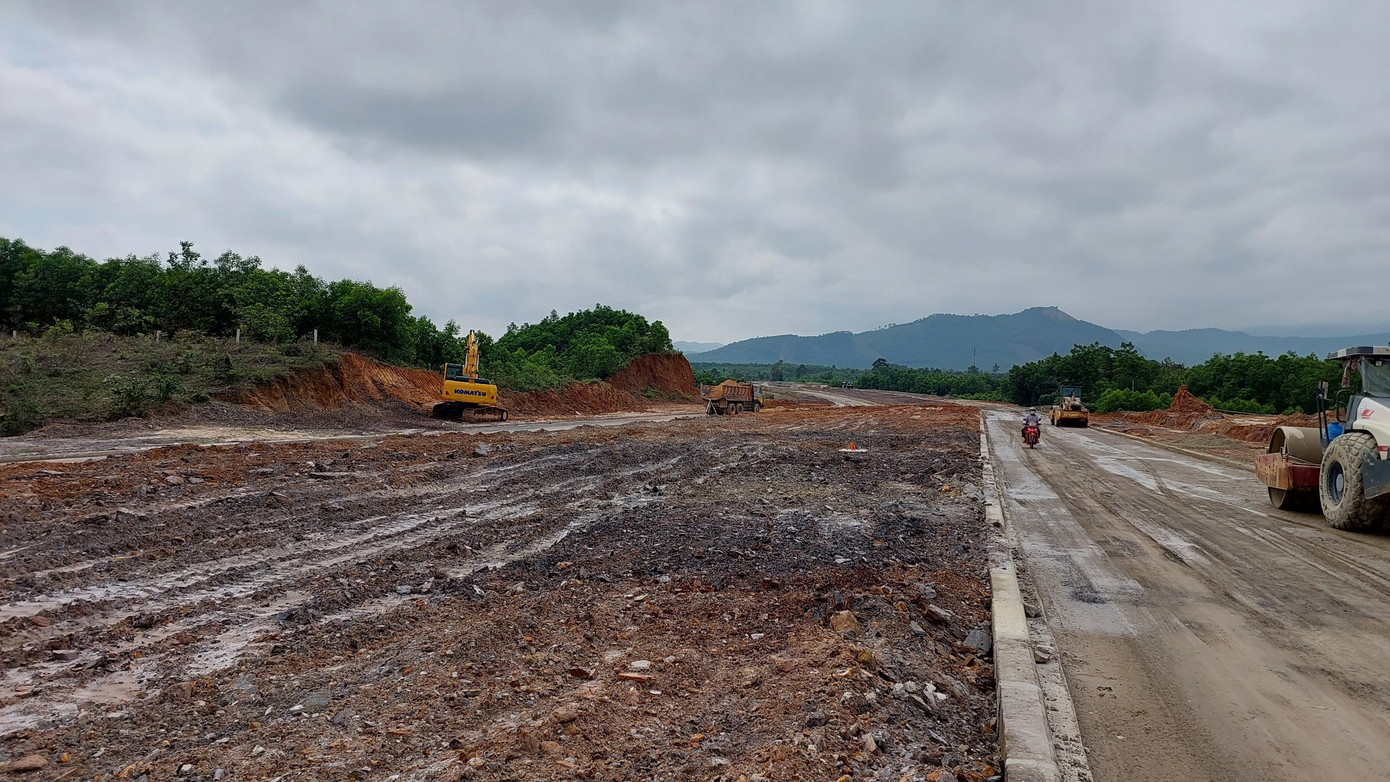 Dự án đường vành đai phía Tây Đà Nẵng (điểm đầu tại QL14B, điểm cuối tại Km 19+177,30 nối trục đường chính của Khu công nghệ thông tin tập trung) có chiều dài 19,3km, tổng mức đầu tư giai đoạn 1 hơn 1.100 tỷ đồng. Dự án đường vành đai phía Tây Đà Nẵng (điểm đầu tại QL14B, điểm cuối tại Km 19+177,30 nối trục đường chính của Khu công nghệ thông tin tập trung) có chiều dài 19,3km, tổng mức đầu tư giai đoạn 1 hơn 1.100 tỷ đồng.