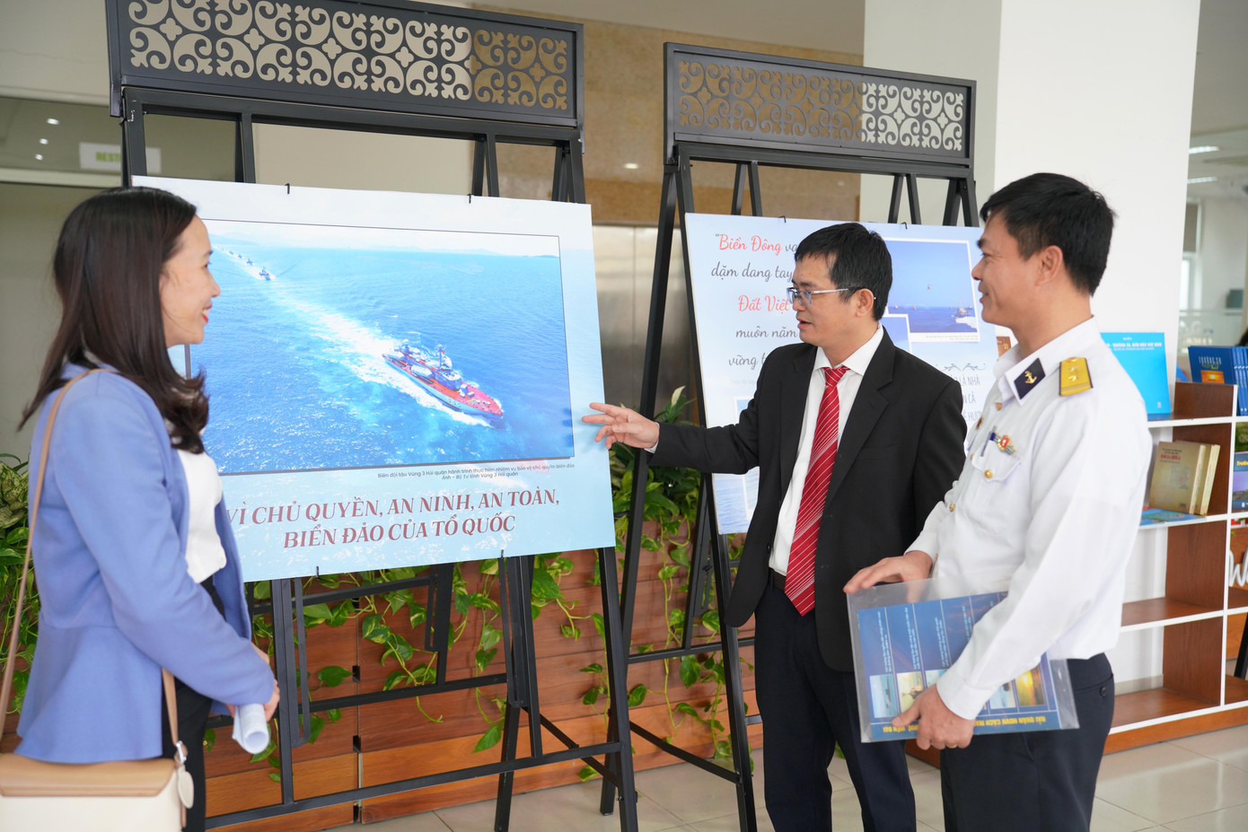 Triển lãm có 54 khung trưng bày với hơn 140 tư liệu, hình ảnh về các chủ đề: Lịch sử xác lập chủ quyền của Việt Nam đối với quần đảo Hoàng Sa; Hoạt động đấu tranh bảo vệ chủ quyền biển đảo Việt Nam trong giai đoạn hiện nay và Tuổi trẻ với biển đảo quê hương.