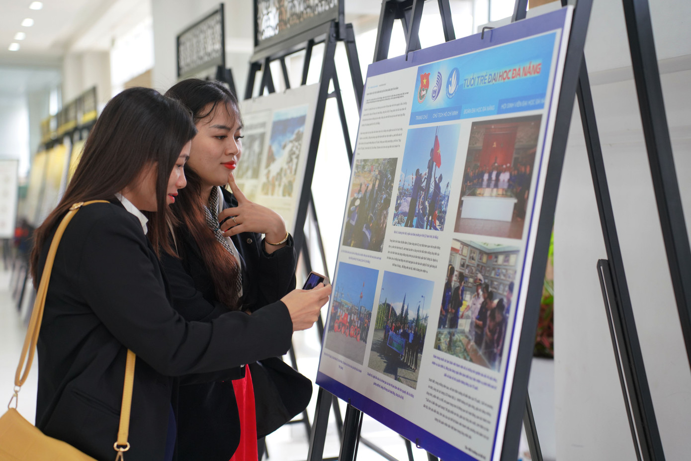 Bên cạnh giới thiệu những hình ảnh, bản đồ tư liệu về chủ quyền của Việt Nam đối với quần đảo Hoàng Sa, còn có những hình ảnh về hoạt động vươn khơi bám biển là những hình ảnh khai thác, đánh bắt trên biển. Hình ảnh những ngư dân trên “cánh đồng đại dương”, những ngư dân can trường trên ngư trường truyền thống. Hình ảnh bạn thuyền, tình quân - dân trên biển. Đó là sự hiện diện của những người chủ biển khơi.