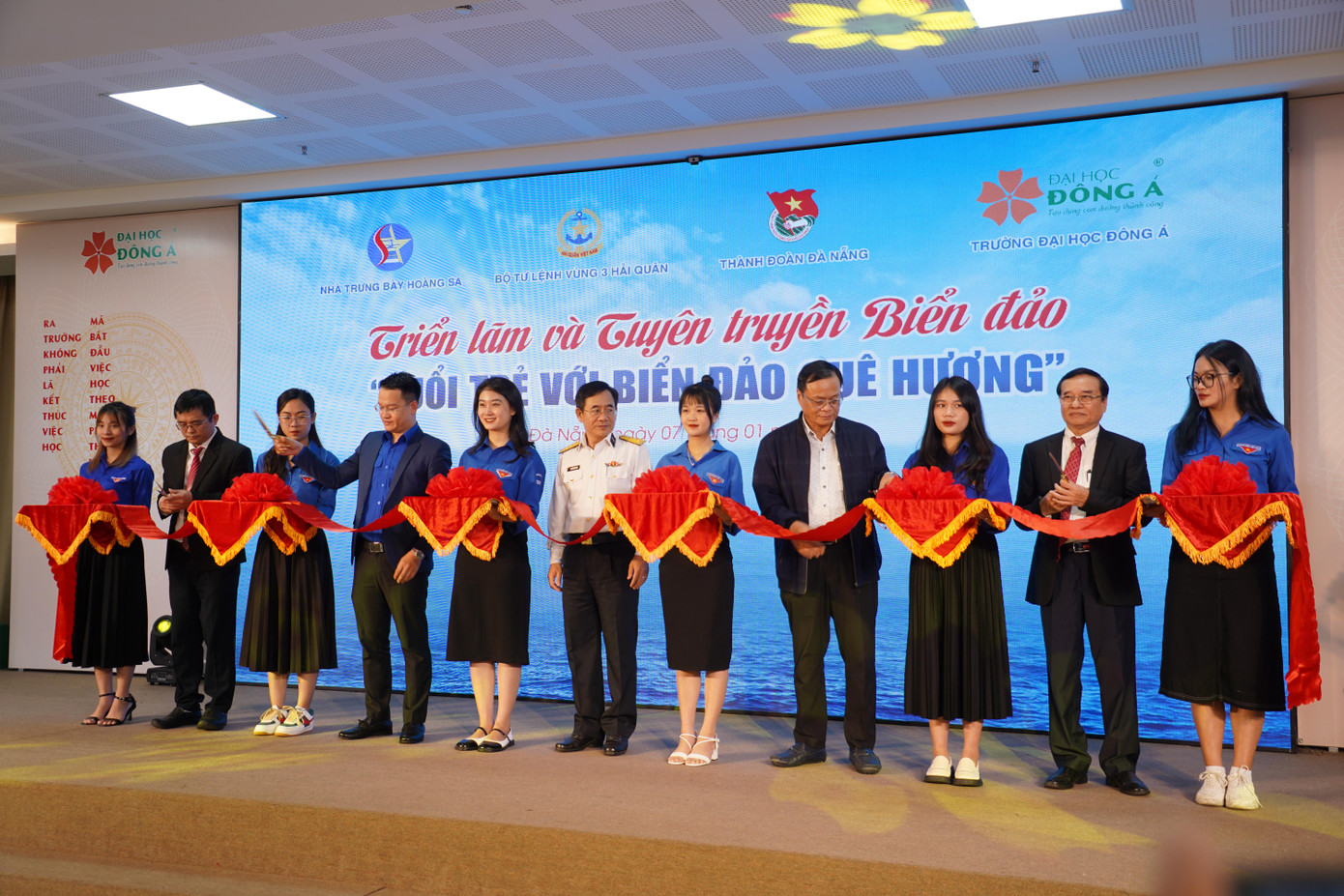 Sáng ngày 7/1, nhân kỷ niệm 26 năm ngày TP Đà Nẵng trực thuộc Trung ương, 73 năm Ngày truyền thống học sinh, sinh viên Việt Nam và Hội Sinh viên Việt Nam (9/1/1950 – 9/1/2023), Nhà Trưng bày Hoàng Sa phối hợp với Thành Đoàn Đà Nẵng, Phòng Chính trị (Bộ Tư lệnh Vùng 3 Hải quân) và trường Đại học Đông Á đã tổ chức khai mạc triển lãm và tuyên truyền biển đảo với chủ đề: “Tuổi trẻ với biển đảo quê hương”.