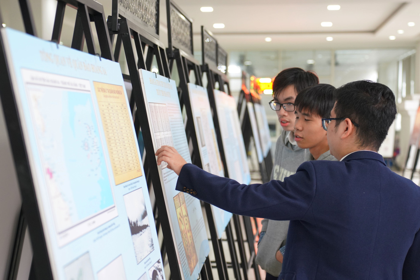 Điểm nổi bật của triển lãm lần này là hình ảnh tuổi trẻ hướng về biển đảo quê hương. Những hình ảnh tại triển lãm là thông điệp xanh đầu xuân gửi đến mỗi người về tình cảm, trách nhiệm của tuổi trẻ với biển đảo quê hương.