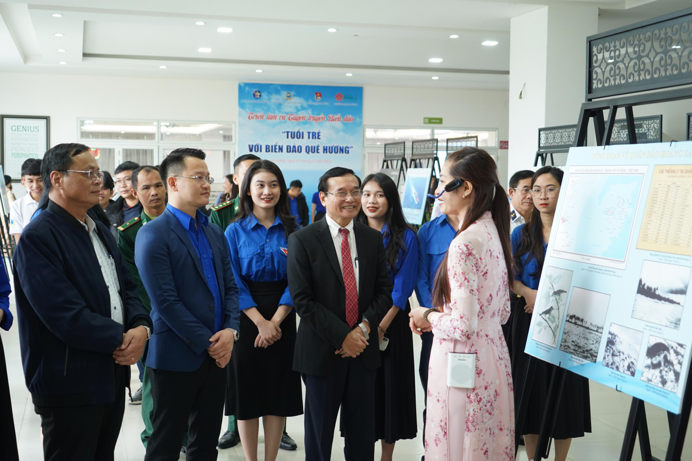 Hình ảnh, tư liệu phục vụ triển lãm được lựa chọn từ Nhà trưng bày Hoàng Sa và các đơn vị, cá nhân. Đặc biệt, triển lãm giới thiệu hình ảnh từ Bộ Tư lệnh Vùng 3 Hải quân, là lực lượng nòng cốt trong quản lý, bảo vệ chủ quyền trên vùng biển, đảo chiến lược, trọng yếu của Tổ quốc, trực tiếp là vùng biển từ Quảng Bình đến Bình Định trong đó có các đảo Cồn Cỏ, Lý Sơn, Quần đảo Hoàng Sa,…