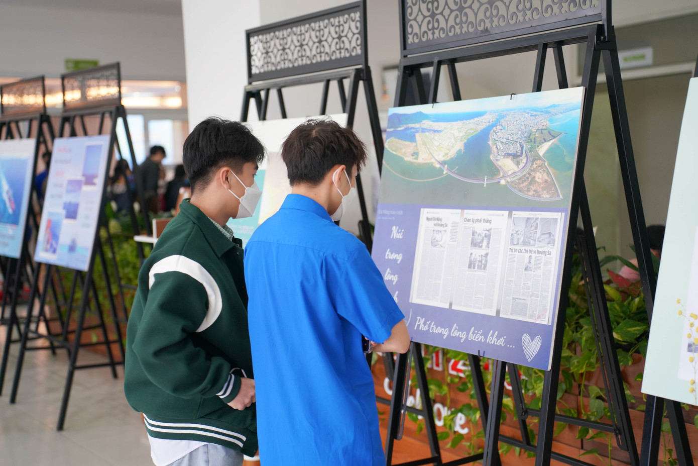 Sinh viên Đại học Đông Á tham quan, tìm hiểu tại triển lãm.