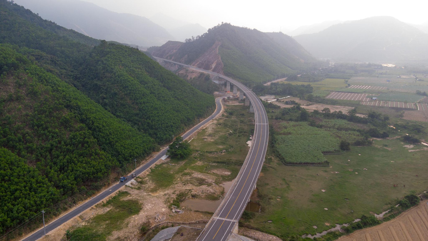Theo Ban QLDA đường Hồ Chí Minh, qua giai đoạn 2, dự án sẽ được đầu tư mở rộng lên thành 4 làn xe với bề ngang 23-24m tương tự tuyến cao tốc Đà Nẵng - Quảng Ngãi.