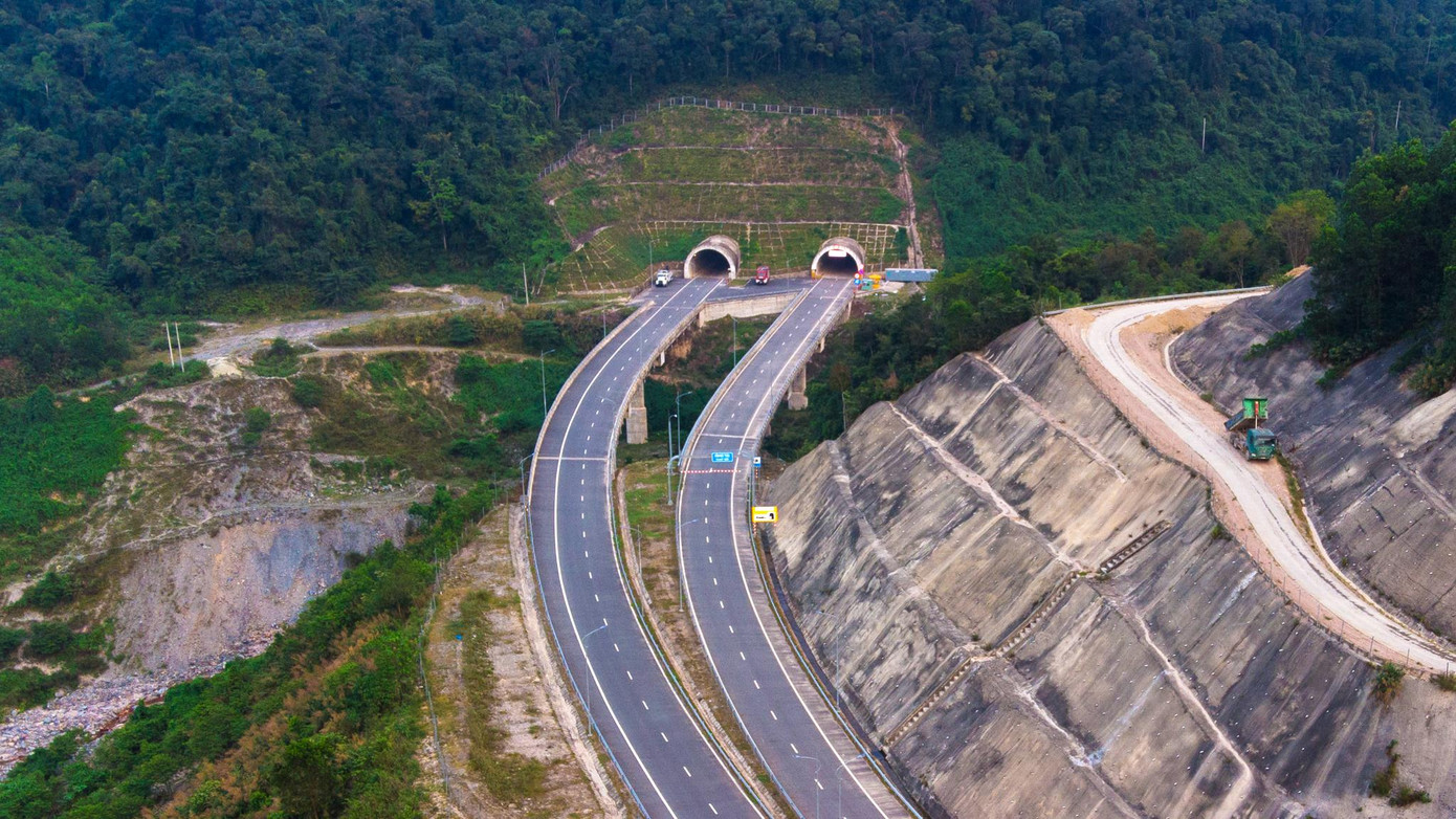 Một hạng mục quan trọng của cao tốc La Sơn - Túy Loan là hầm đôi Mũi Trâu. Công trình có tổng mức đầu tư gần 1.500 tỷ đồng, do Công ty CP Sông Đà 10 thi công, là một trong những hầm đường bộ hiện đại nhất Việt Nam hiện nay.