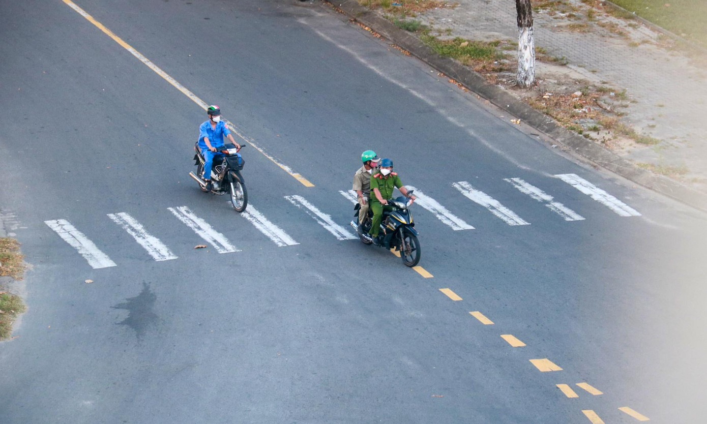 Những ngày này, phường Nại Hiên Đông, quận Sơn Trà (TP Đà Nẵng) vắng bóng người, chỉ có các chiến sĩ công an cùng các lực lượng chức năng địa phương tuần tra làm nhiệm vụ xử lý các trường hợp vi phạm quy định phòng chống dịch COVID-19. Những ngày này, phường Nại Hiên Đông, quận Sơn Trà (TP Đà Nẵng) vắng bóng người, chỉ có các chiến sĩ công an cùng các lực lượng chức năng địa phương tuần tra làm nhiệm vụ xử lý các trường hợp vi phạm quy định phòng chống dịch COVID-19.
